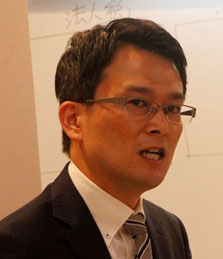 片平芳明氏